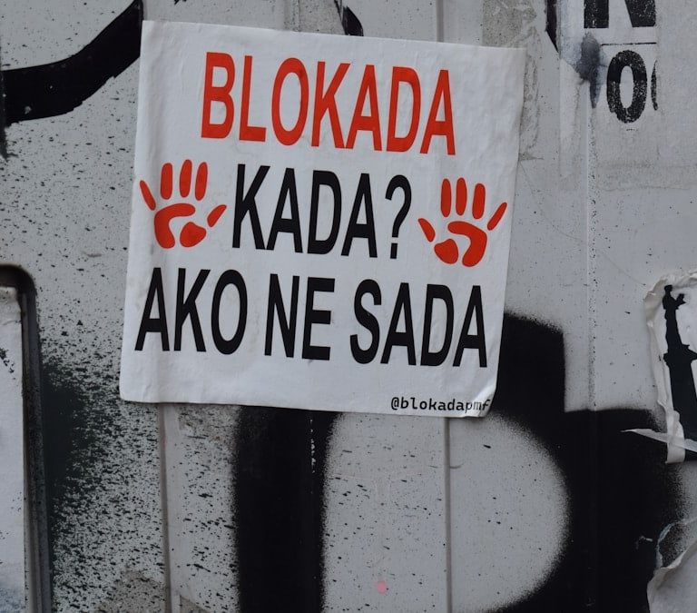 A sign on a wall that says blokada kada? ako ne